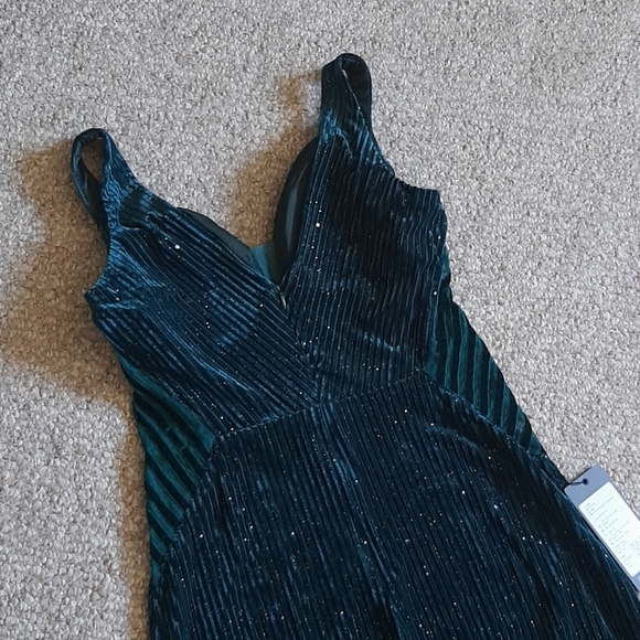 New Green Velvet Pleaded Evening Prom Dresses. - Picture 9 of 12